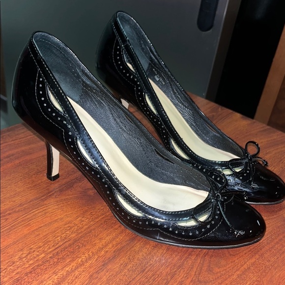 Kate Spade Patented Leather Black 3 Inch Heel with Bow and Cut Out Detailing - Picture 1 of 9